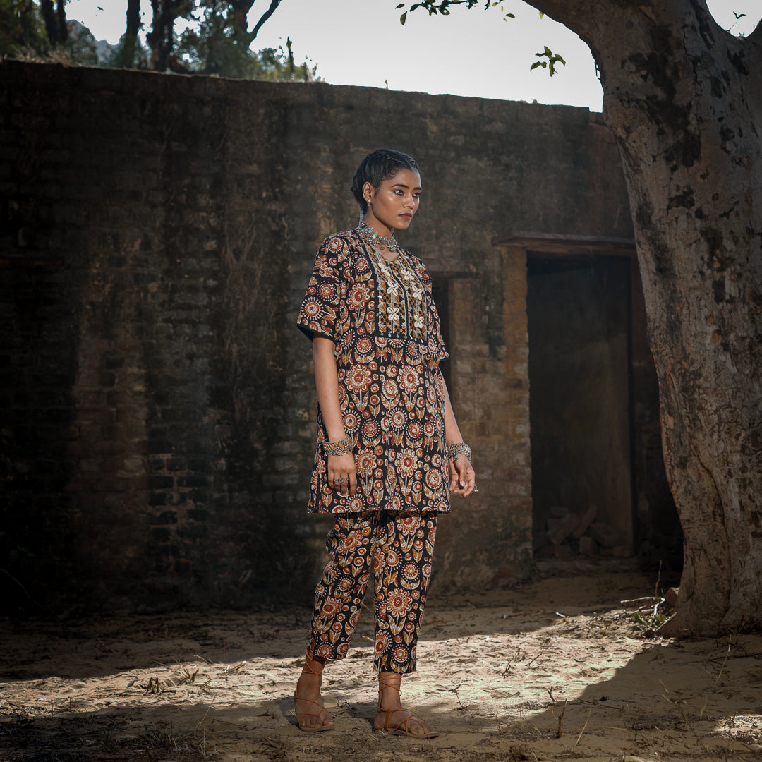 Black Block Printed Oversized Short Kurta With Embroidery Detail  And Straight Pants Co-ord Set (Set Of 2)